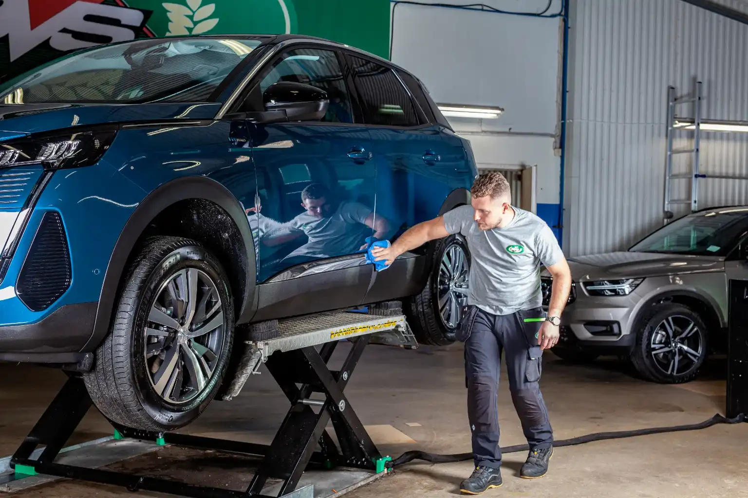 Förnya din bils lack med Ceramic Polish från BVS Linköping. Prisvärd polering som ger hållbar glans och skydd.